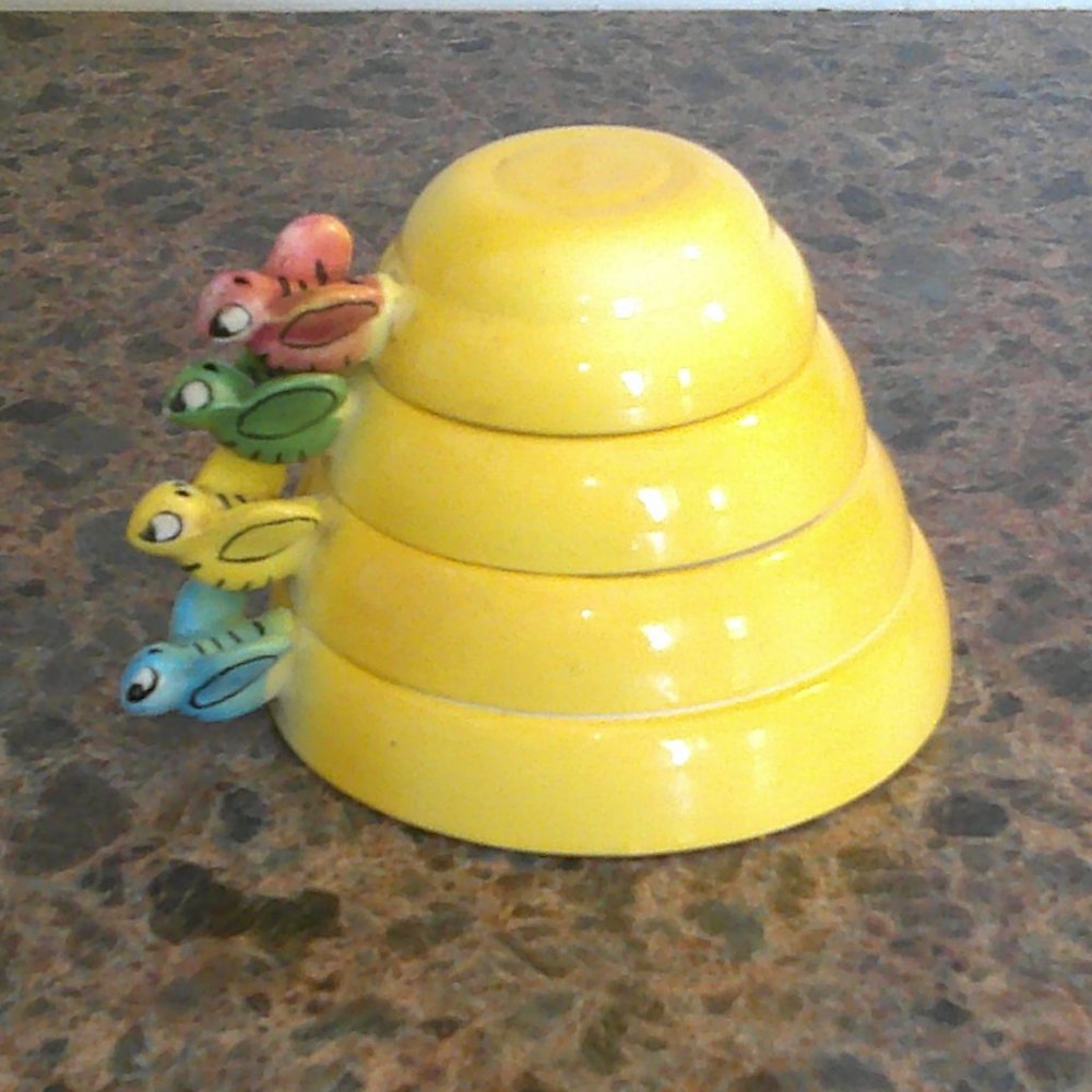 Vintage Bumble Bee Measuring Cup Set